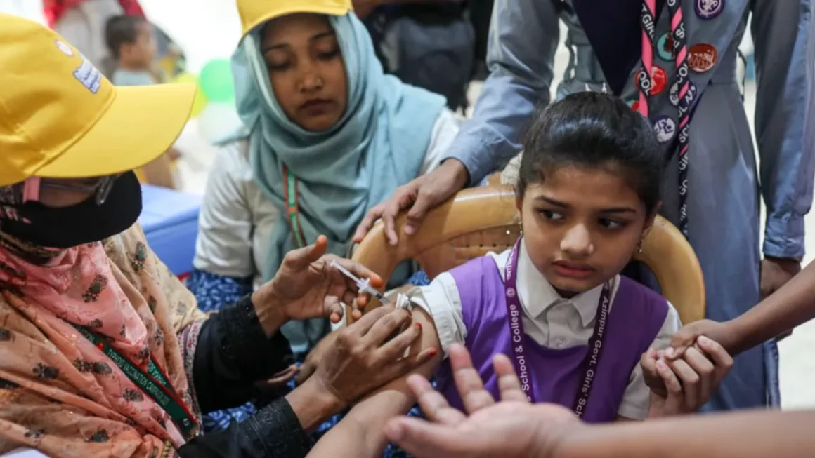 টাইফয়েডের ভ্যাকসিন জনগণকে বিষ গ্রহণে বাধ্য করে